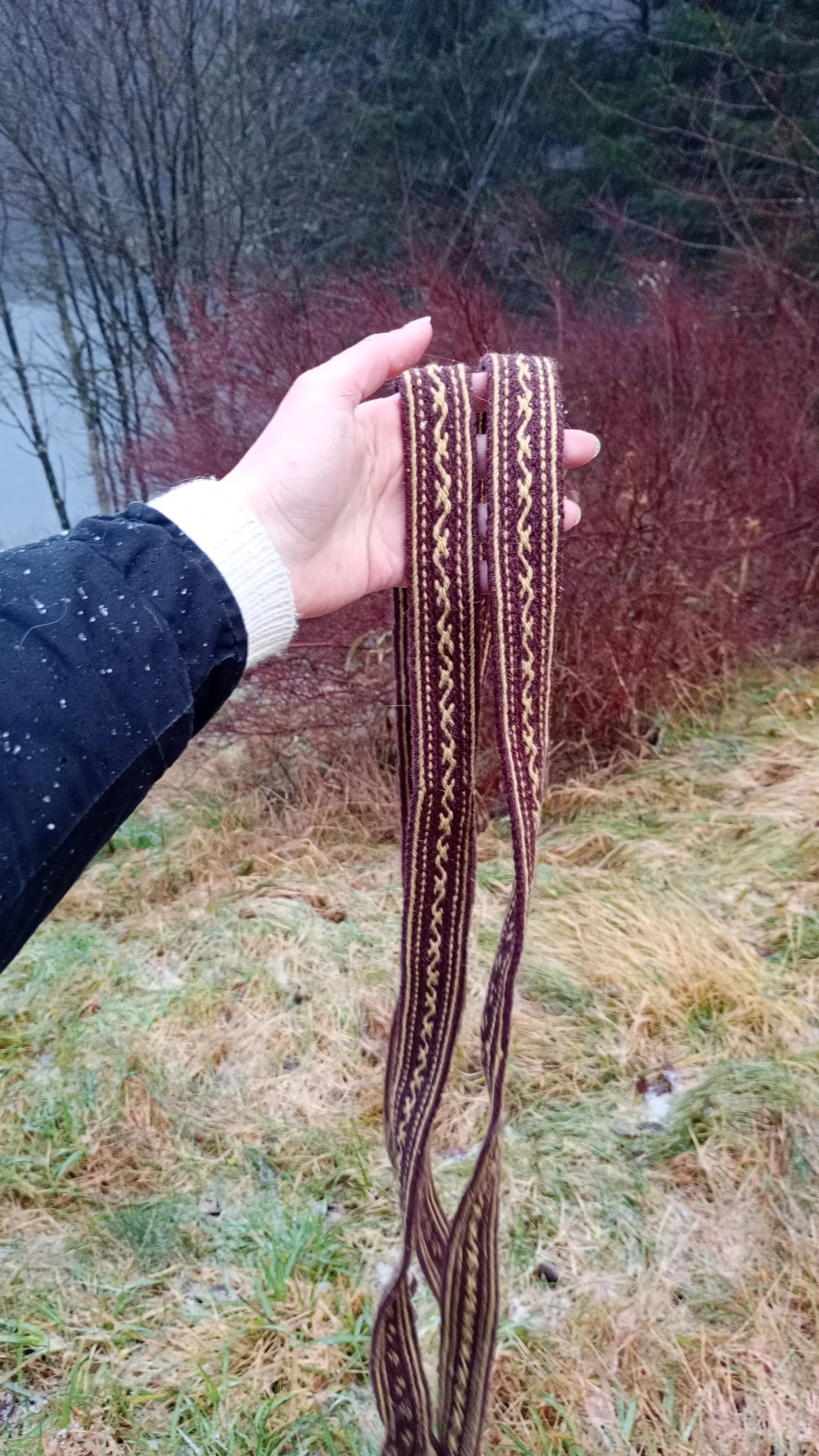 Handwoven band with S pattern
