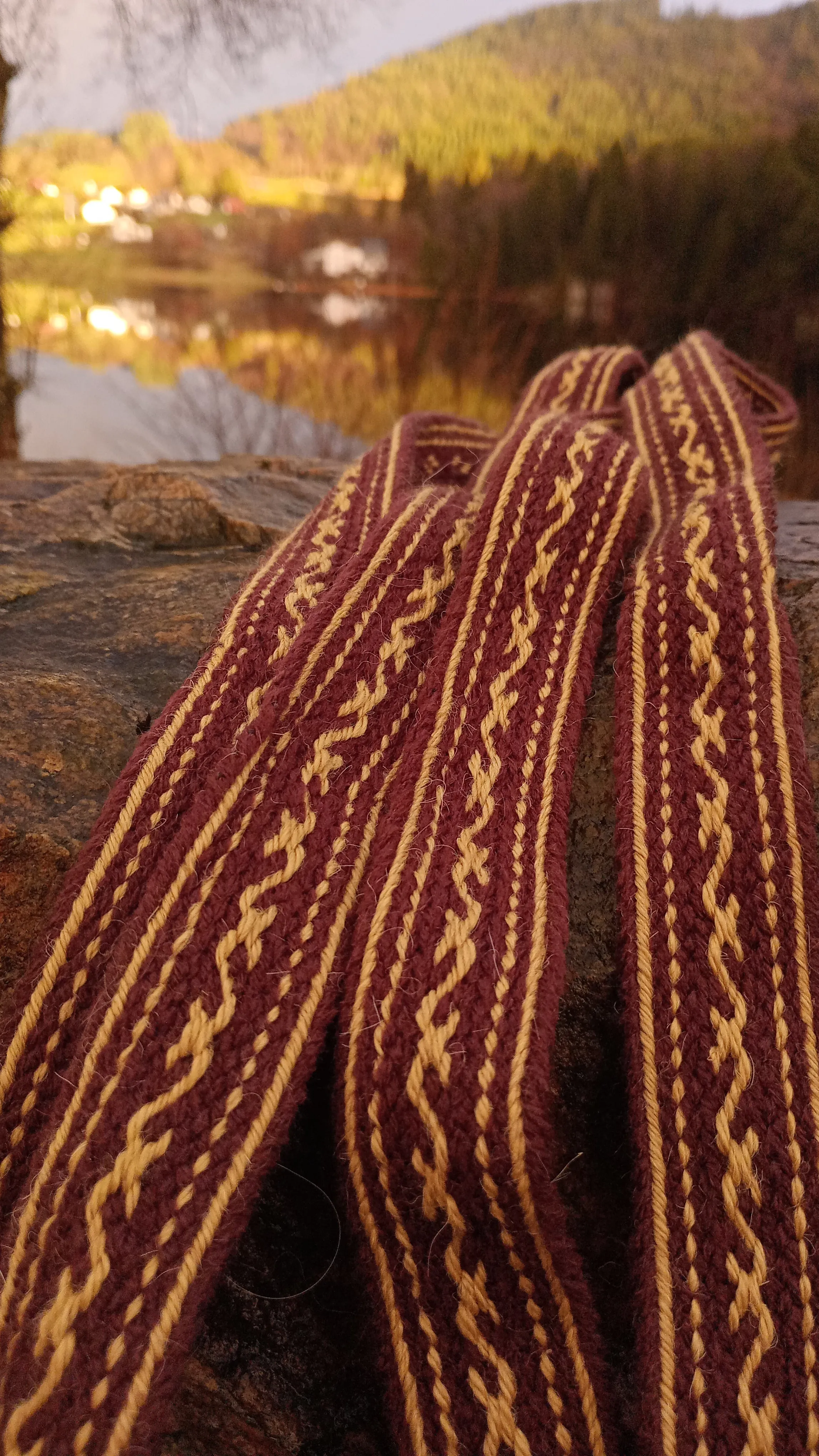 Handwoven band with S pattern