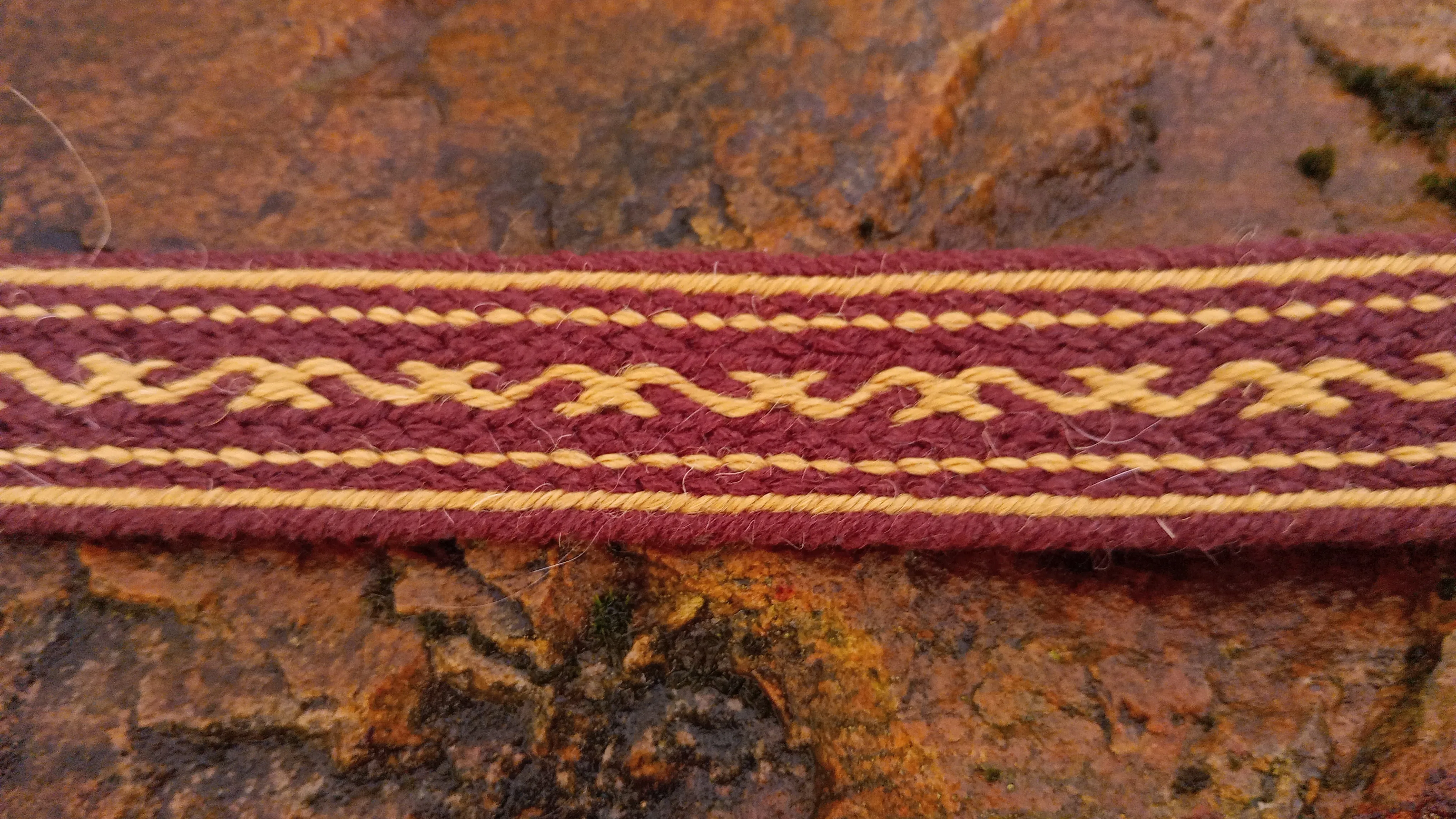 Handwoven band with S pattern
