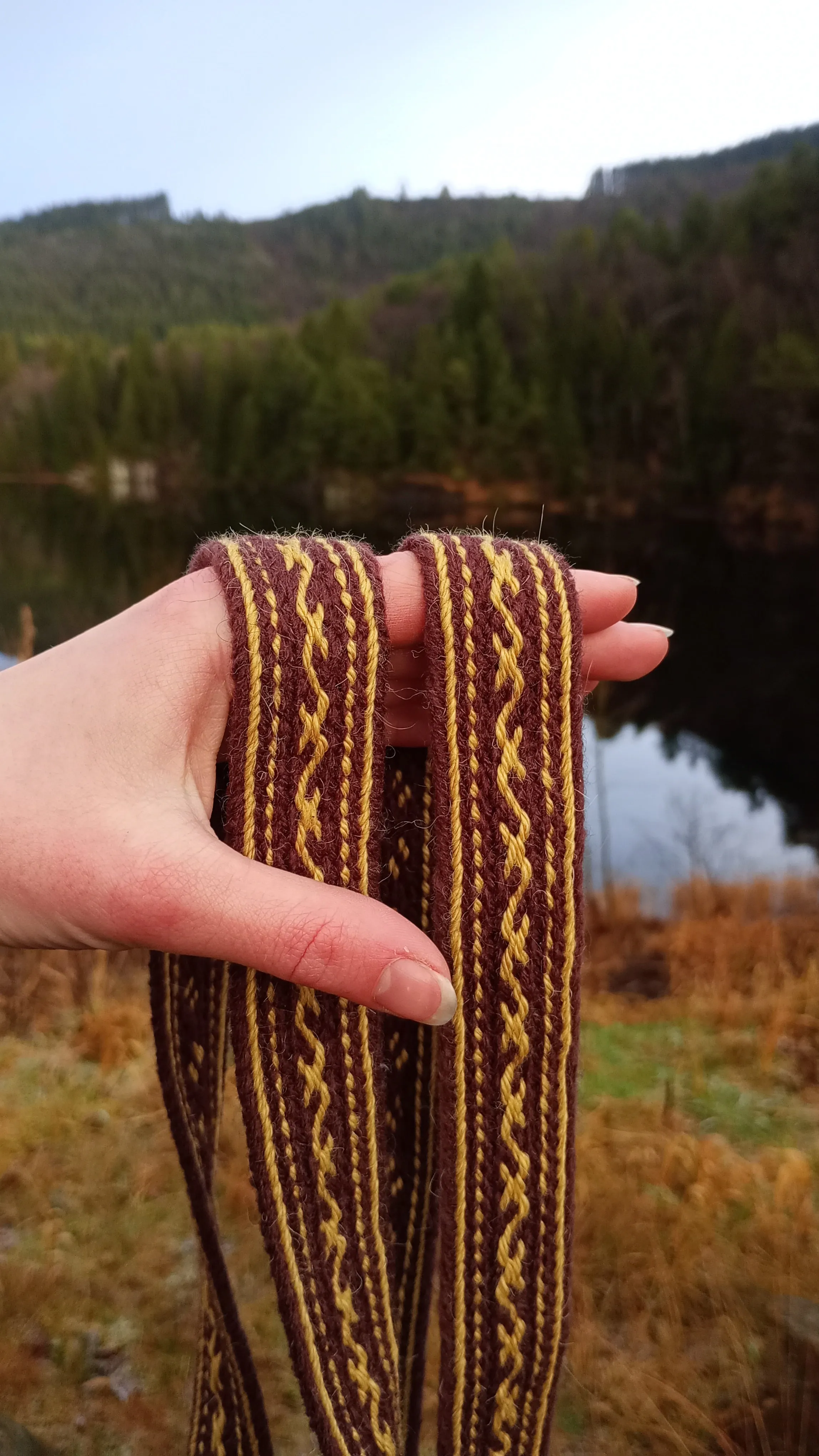 Handwoven band with S pattern
