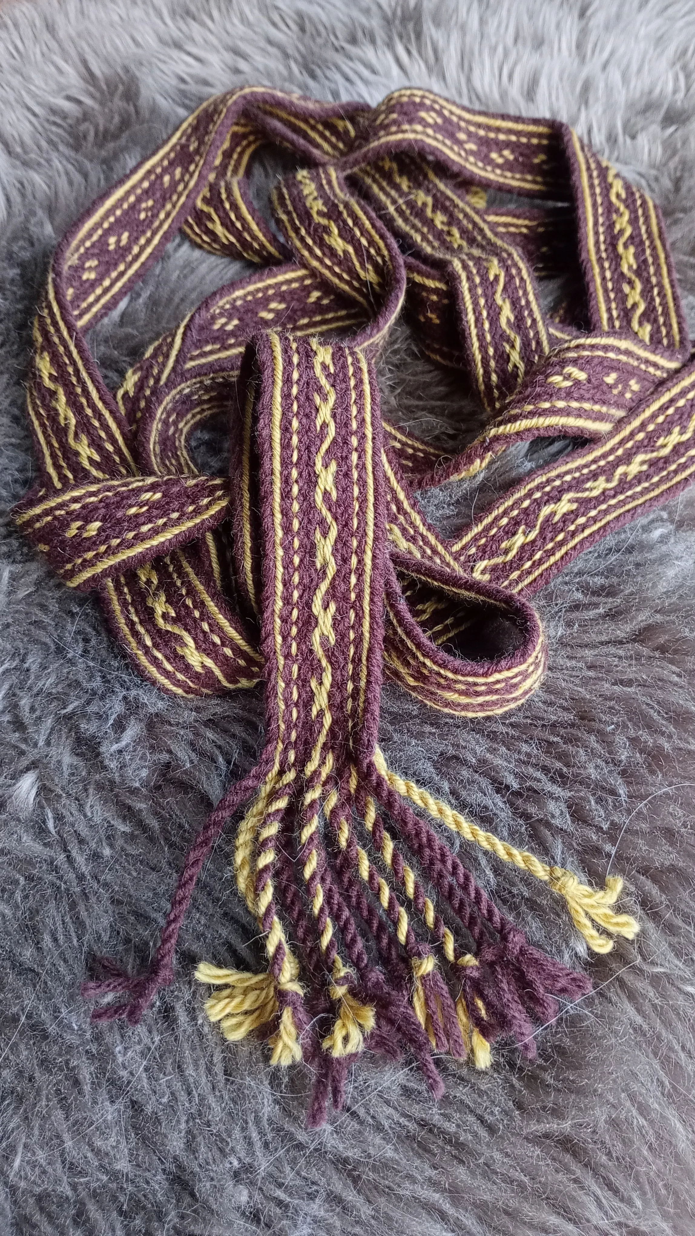 Handwoven band with S pattern